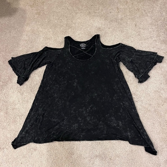 Torrid Super Soft Scoop Neck Cold Shoulder Sharkbite Hem Top - Picture 2 of 7